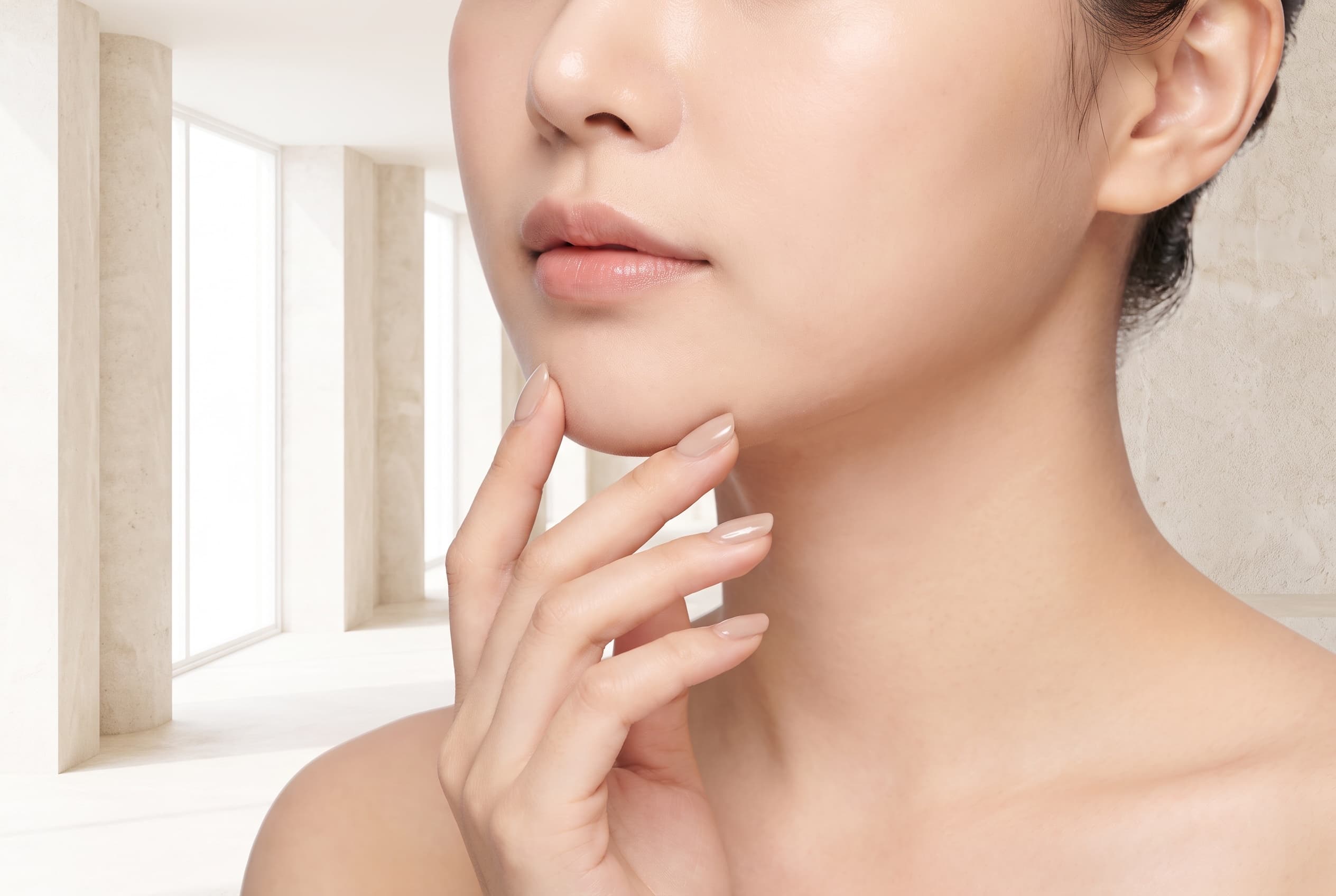밝은 자연광 아래의 눈매 클로즈업 — 온더성형외과의원이 지향하는 자연스러운 눈 라인
