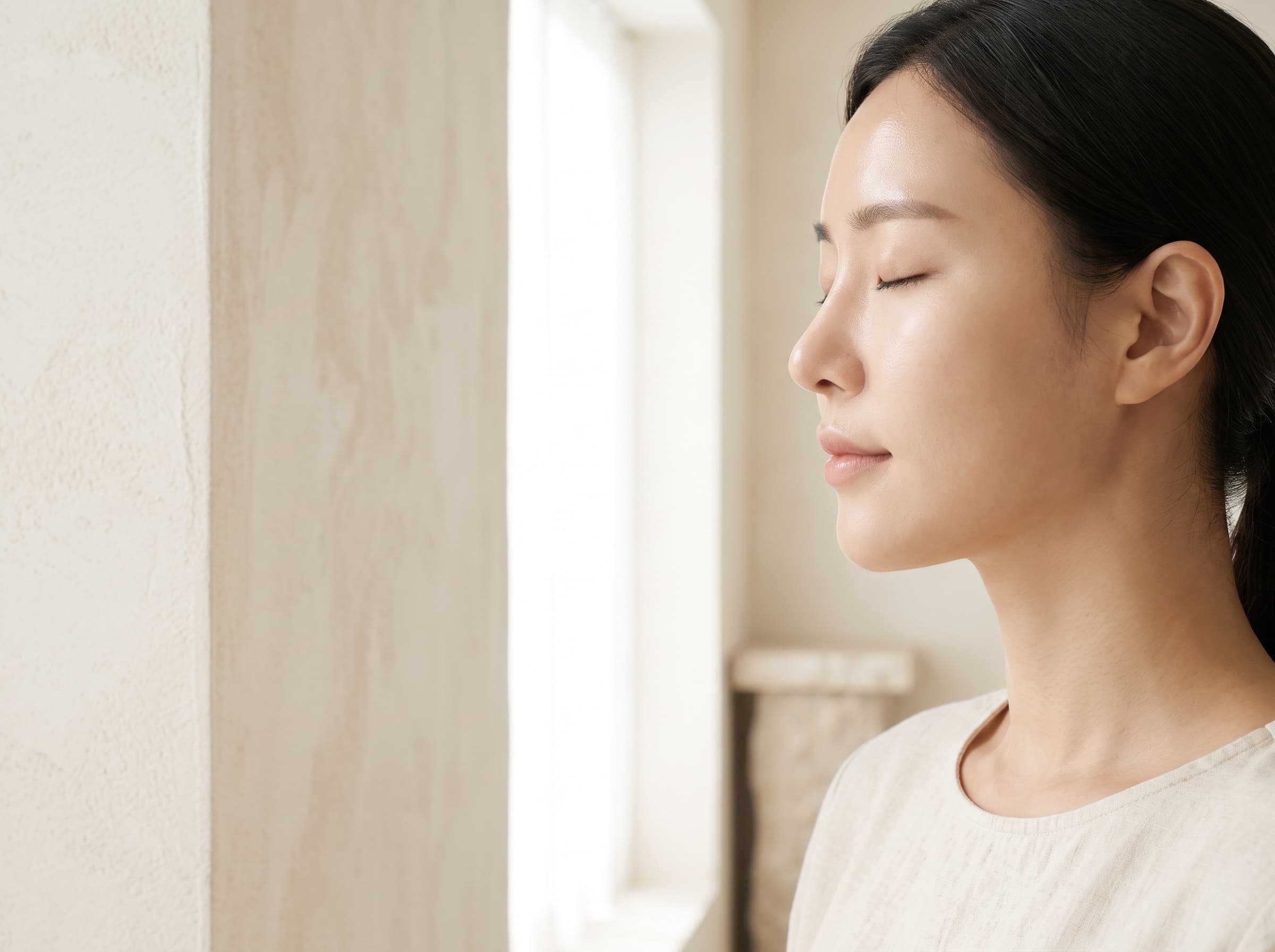 밝은 스톤 배경 위 조각상 같은 옆얼굴 프로필 — 온더성형외과의원이 지향하는 본래의 선